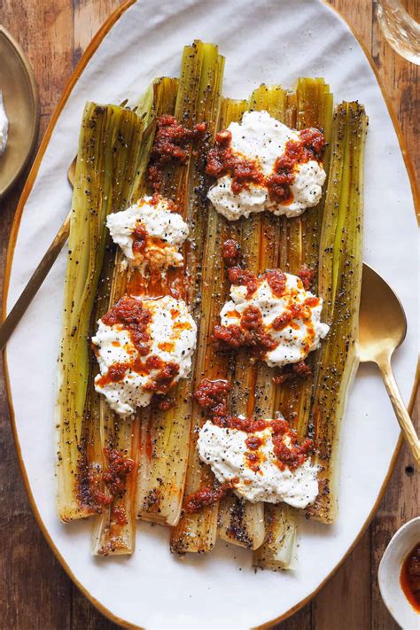 Puerros al horno con burrata y sobrasada en un plato, listos para servir