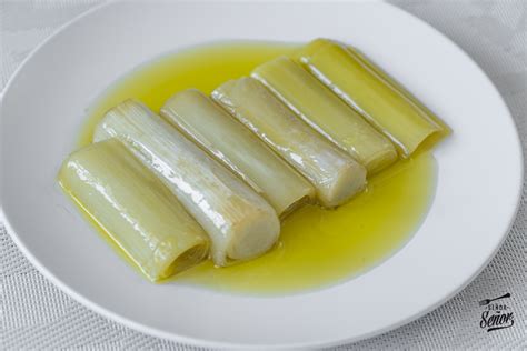 Variedad de platos de puerros al horno, incluyendo con huevo y alioli