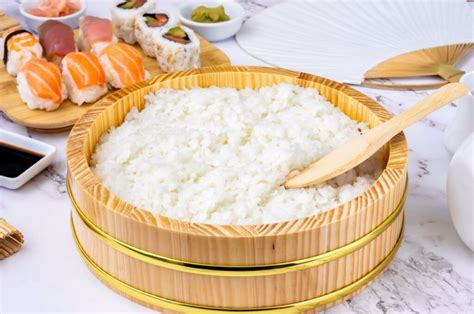Arroz de sushi perfectamente cocido y aliñado, listo para ser usado.