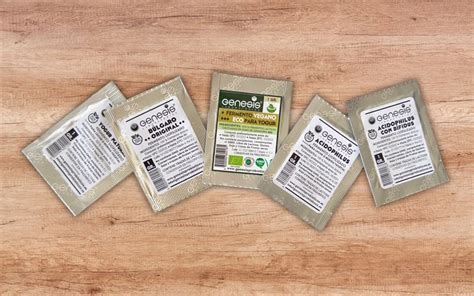 Foto de diferentes tipos de fermentos para yogurt: yogurt natural, fermento liofilizado