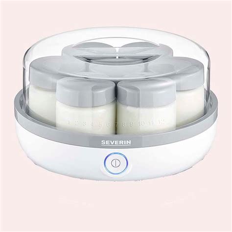 Foto de una yogurtera con varios tarros de yogurt en su interior