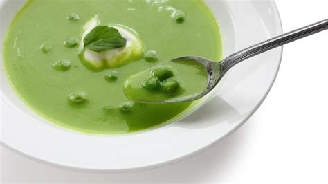 Ingredientes frescos para sopa de arvejas y menta (arvejas, menta, cebollín, yogur)