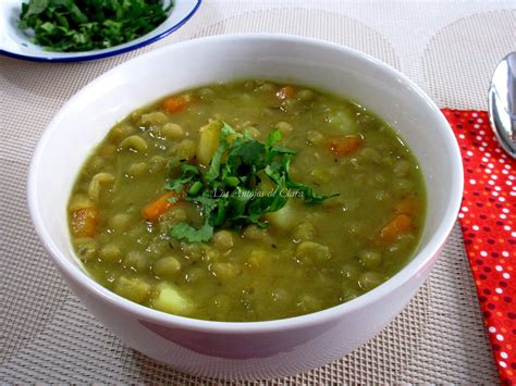 Plato de sopa de arvejas y menta decorado con hierbas frescas y croutons