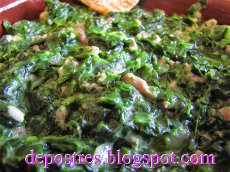 ingredientes para guiso de espinacas con carne, incluyendo espinacas frescas, carne molida, cebolla, ajo y crema
