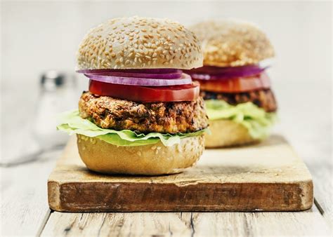 Comparación visual de una hamburguesa de carne y una hamburguesa vegetal