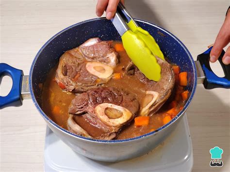 Osobuco sellado en una olla con verduras salteándose