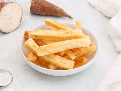 Variedad de platos con yuca de diferentes países de Latinoamérica