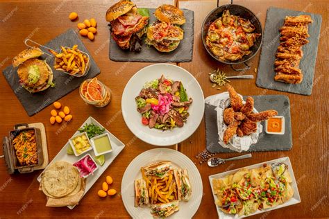 Variedad de platos con salsa chipotle (tacos, hamburguesas, nachos)