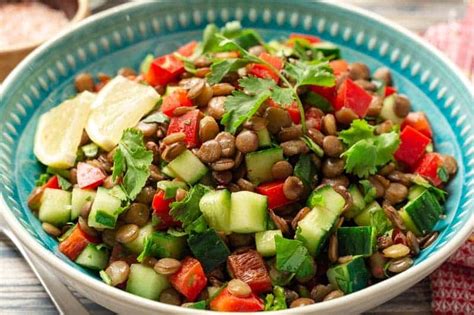 Ensalada fría de lentejas y quinua con vegetales