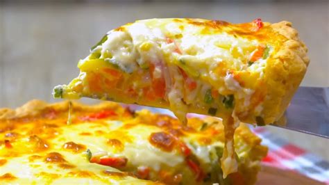 Foto de una tarta de pollo, bechamel y choclo recién horneada