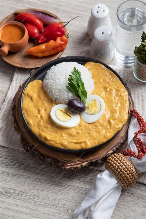 Ají de huevo trujillano con camarones, servido con pan