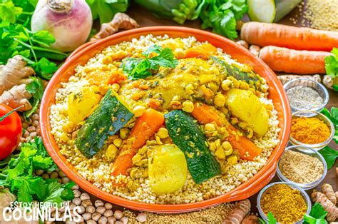 Mosaico de diferentes platos con cuscús: uno con verduras, una ensalada y otro con pollo
