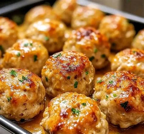 ingredientes para albóndigas sin huevo, incluyendo harina y pan remojado