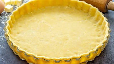 Masa de tarta dulce recién horneada y dorada