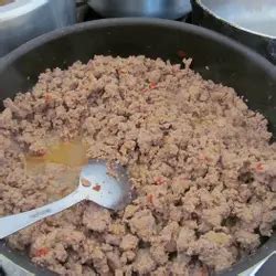 Esquema de los ingredientes básicos para un pino de carne: cebolla picada, carne cortada a mano, especias y el toque de harina para espesar.