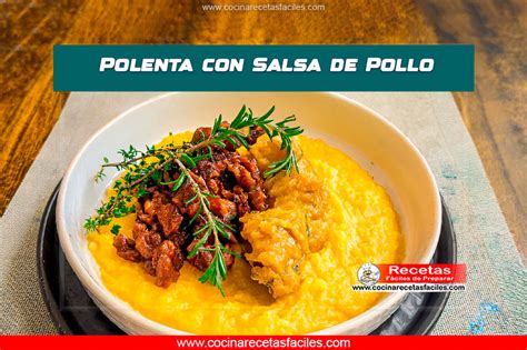 Plato de polenta cremosa con piezas de pollo en salsa roja y perejil fresco