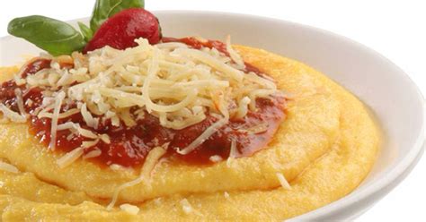 Plato servido de polenta con salsa de pollo, vista superior