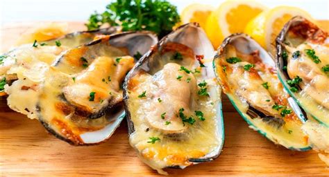 Plato de almejas a la parmesana gratinadas