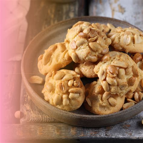 Imagen de las galletas de maní con los huecos y el merengue listo para rellenar.