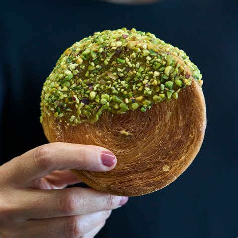 Imagen de los círculos de masa de pistacho formados en la bandeja.