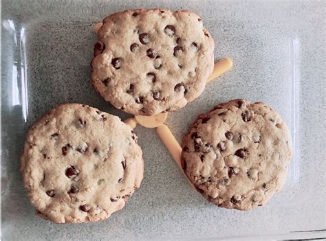 Imagen de las galletas enrolladas y cortadas, listas para hornear.