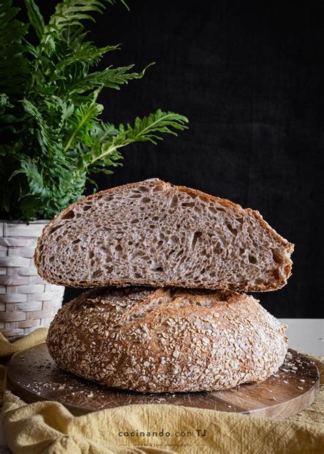 Imagen de masa de pan de avena integral sin gluten amasándose suavemente