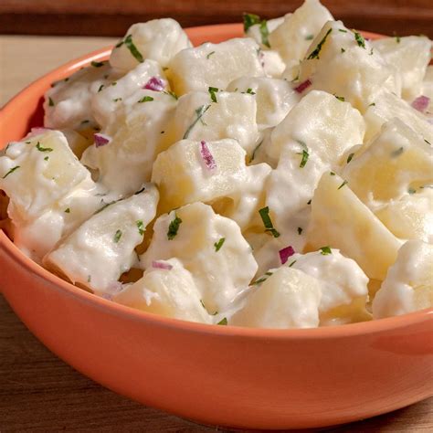 Primer plano de ensalada de papas cremosa con perejil