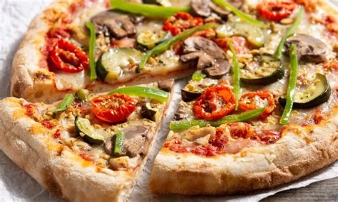 Fotografía de una pizza con ingredientes frescos y vegetales