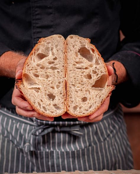 pan de masa madre recién horneado con una corteza dorada y miga alveolada