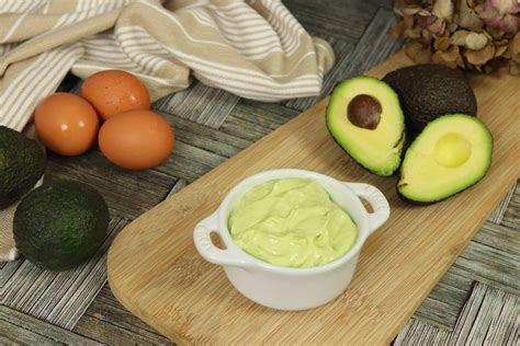Mayonesa de aguacate y aceituna sin huevo en un bol pequeño, con ingredientes al lado