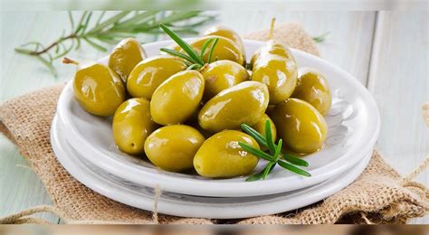 Mayonesa de aceitunas en un bol, decorada con una aceituna verde