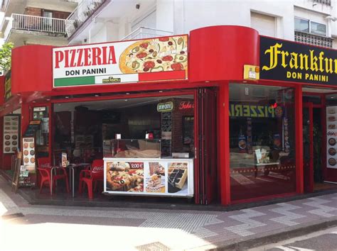 Foto de fachada de una pizzería Nostra en Argentina con clientes