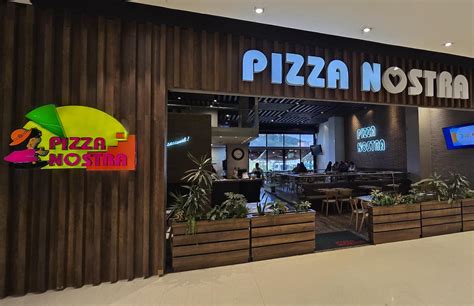 Infografía histórica de Pizza Nostra en Colombia mostrando su fundación, expansión y resurgimiento