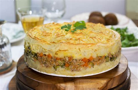 Esquema de las capas de un pastel: puré, relleno de verduras y gratén superior