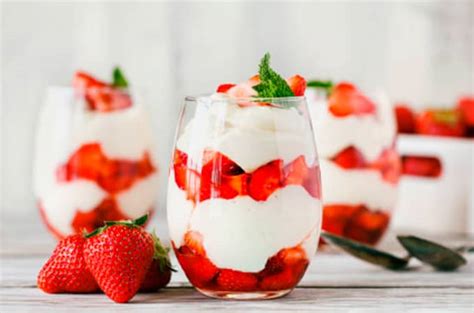 Foto de postre de frutillas con crema en copas