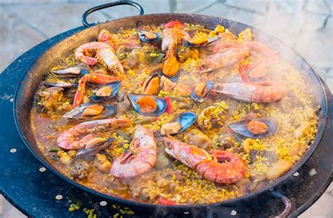 Composición de diferentes tipos de paella: marinera, mixta y vegetariana.