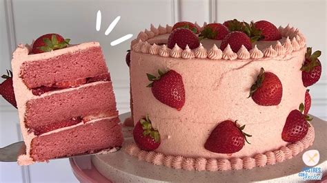 Un pastel de fresa estilizado, listo para ser coloreado, con una expresión sonriente y detalles kawaii.