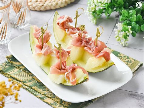 Canapés de melón con jamón en forma de flor