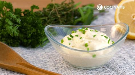 Ingredientes básicos para hacer crema agria: nata, limón, vinagre, sal