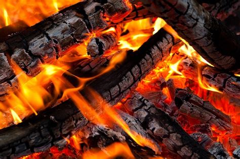 foto de carbones encendidos colocados en una cazoleta de narguile