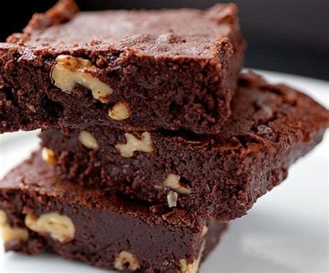 Foto de un brownie de chocolate con nueces recién horneado, cortado en cuadrados