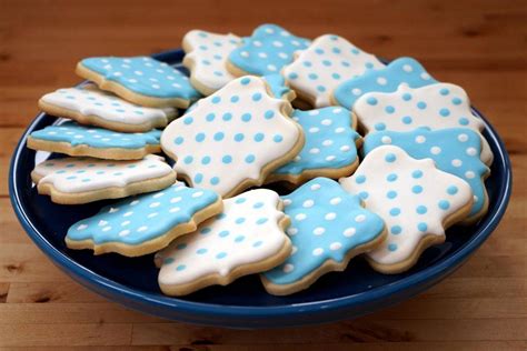 Foto de galletas craquete decoradas con azúcar glas y líneas de manjar.