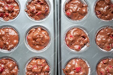 Foto de masa de cupcake en moldes antes de hornear