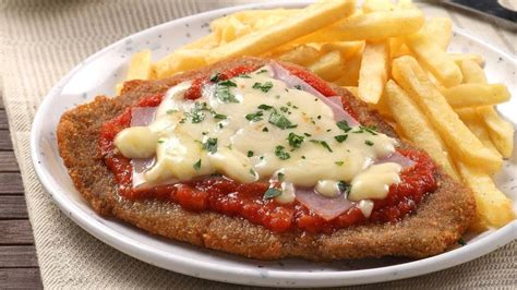 fotografía de una milanesa a la napolitana
