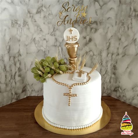 Torta de Primera Comunión bellamente decorada con elementos simbólicos