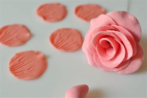 Ejemplos de figuras modeladas en fondant o pastillaje, como una niña de comunión
