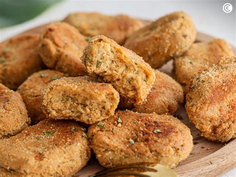 Nuggets veganos de seitán y garbanzos horneados en una bandeja