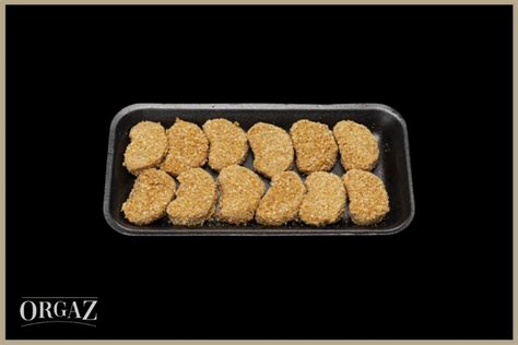 Nuggets veganos recién empanados listos para freír u hornear