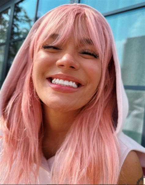 Foto de una mujer con cabello rosa pastel liso y brillante