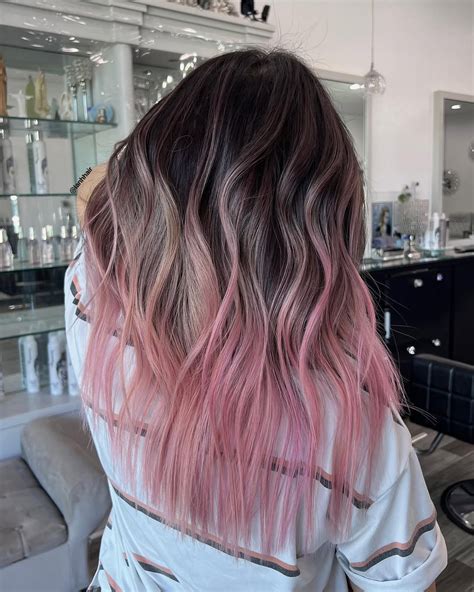 Ejemplos de cabello rosa pastel con técnica balayage y ombré